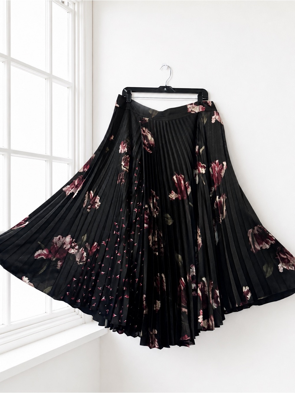 Vince Size 16 Black Floral Pleated Midi Skirt Burgundy Pink Print